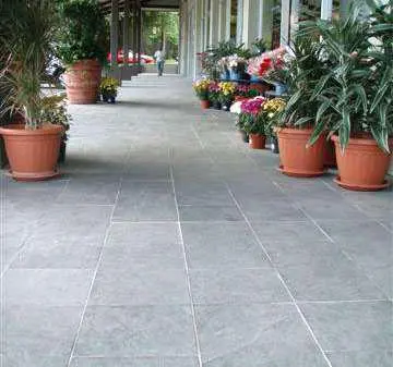 Piso externo em pedra