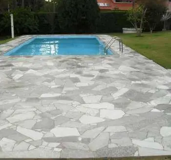 Piscina revestida em pedra