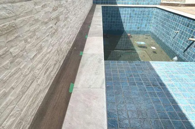 Piscina com São Thomé Luminária Verde